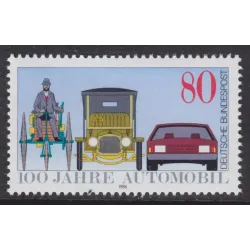 Tricycle Benz, berline, 1912 et voiture moderne